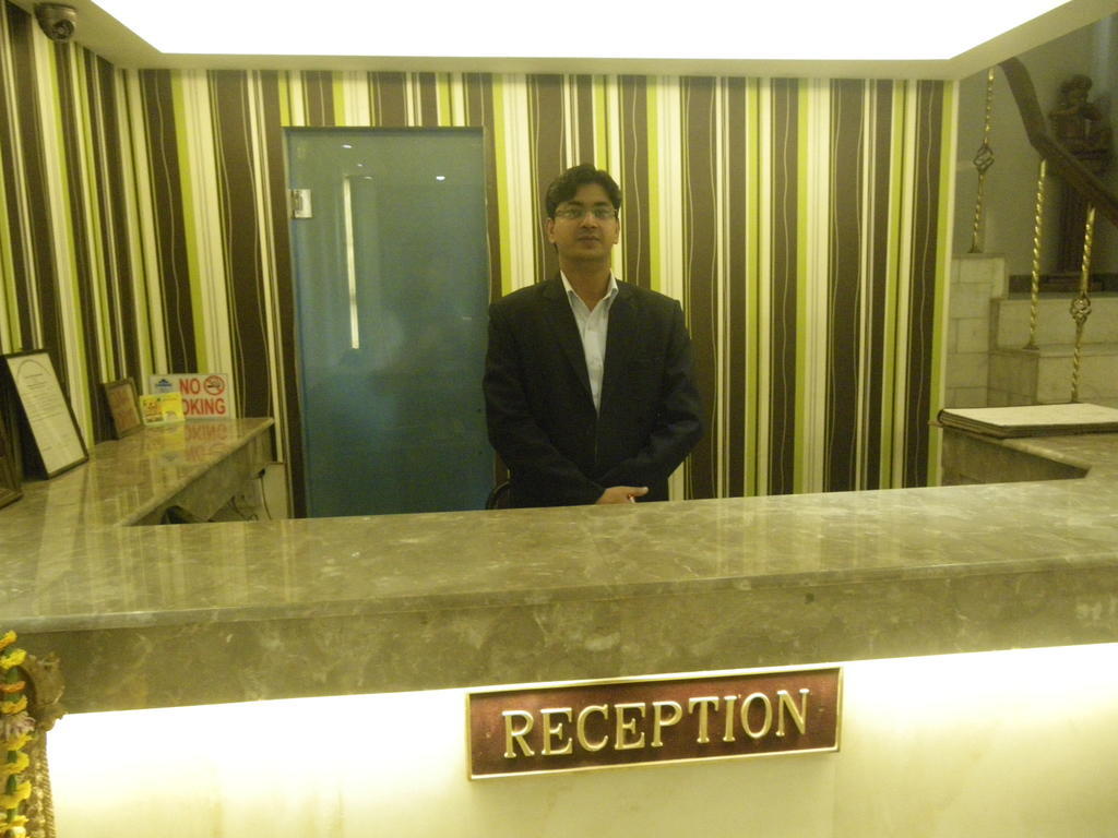 Hotel Metro Continental デリー エクステリア 写真